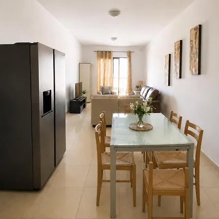 3-bedroom In Location, Steps From Seafront 斯利马